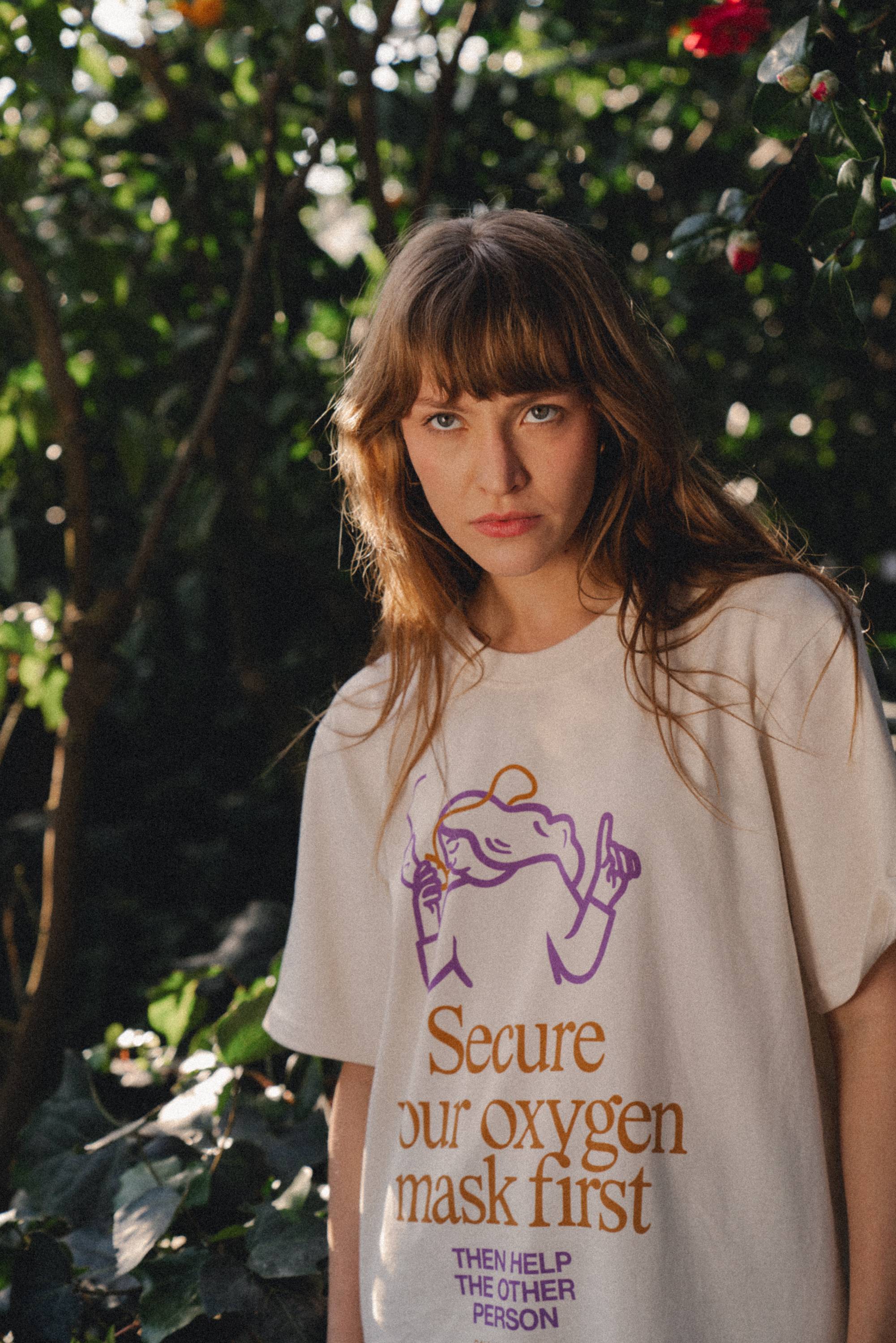 T-shirt Unisex - Secure your mask first, then help the other person