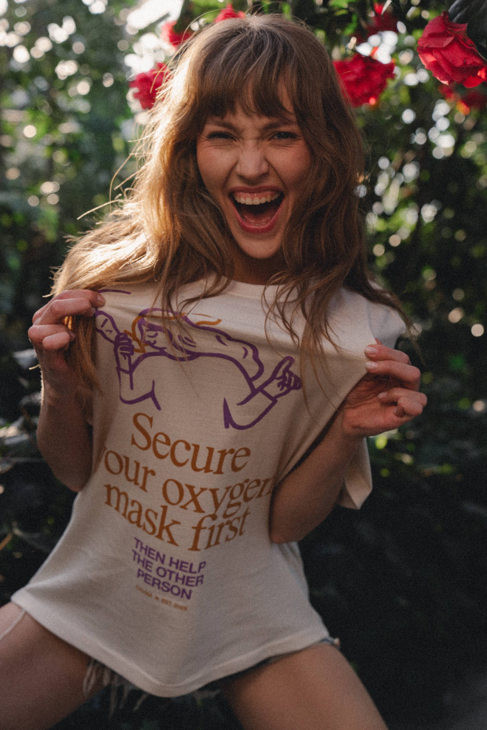 T-shirt Unisex - Secure your mask first, then help the other person