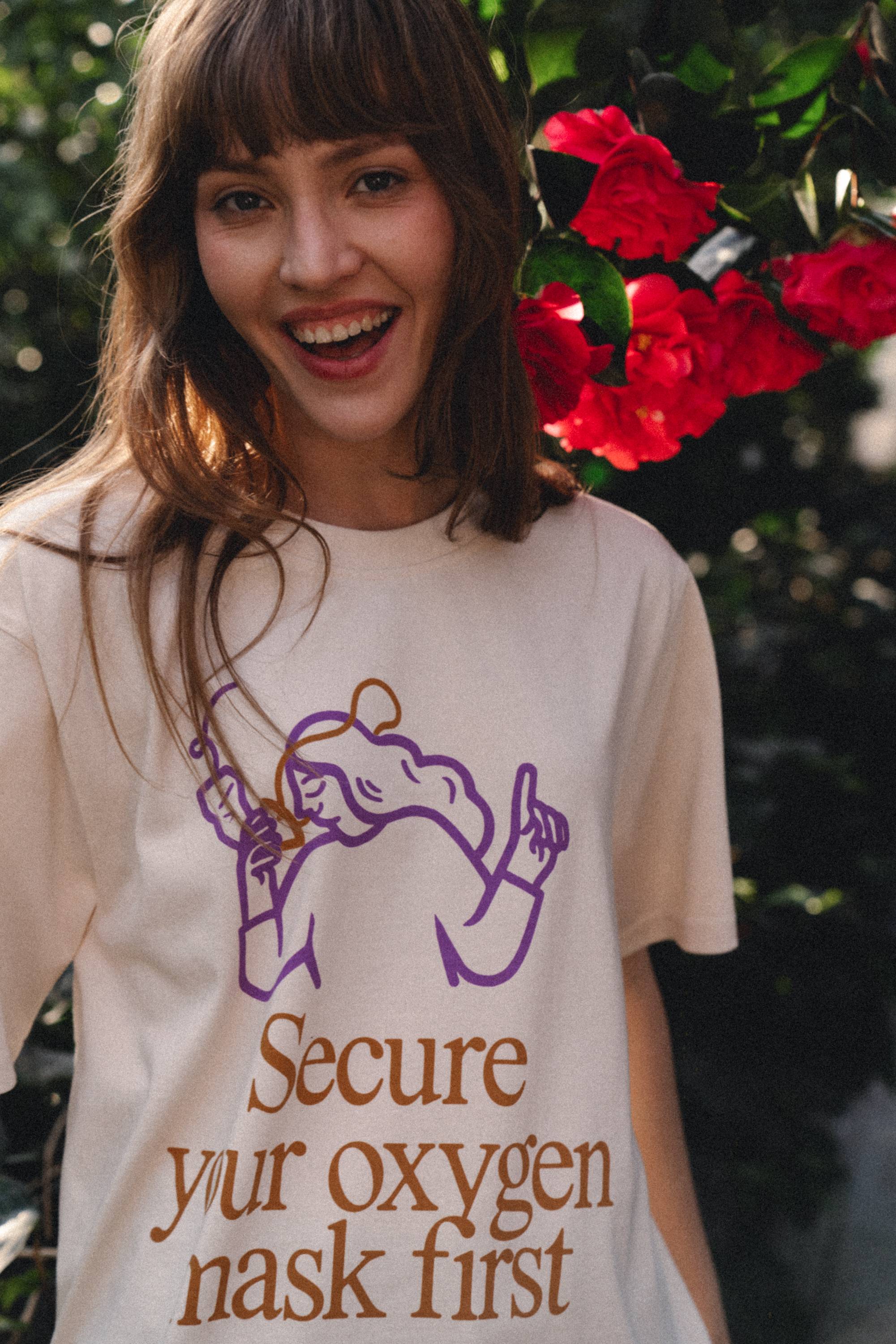 T-shirt Unisex - Secure your mask first, then help the other person