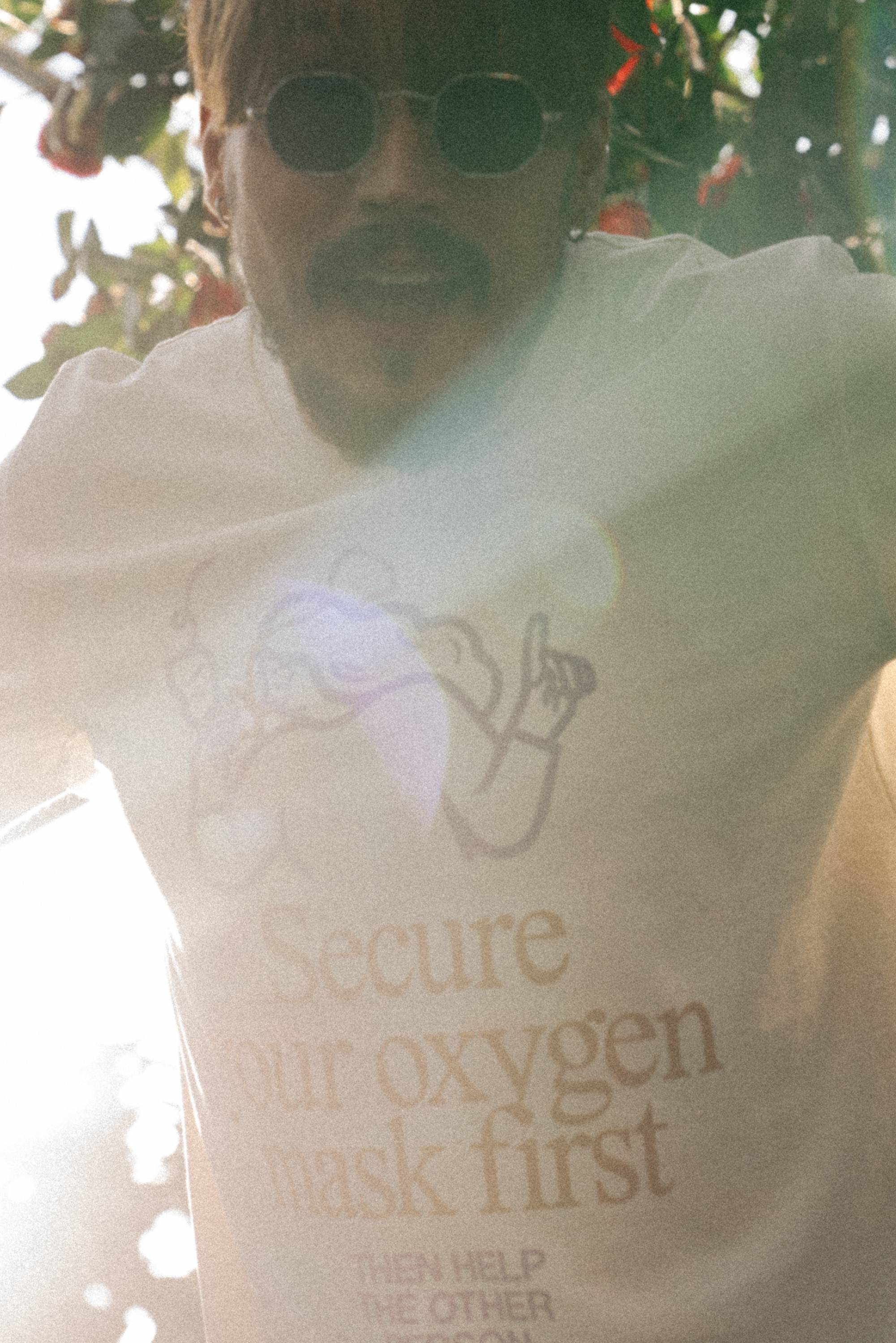 T-shirt Unisex - Secure your mask first, then help the other person